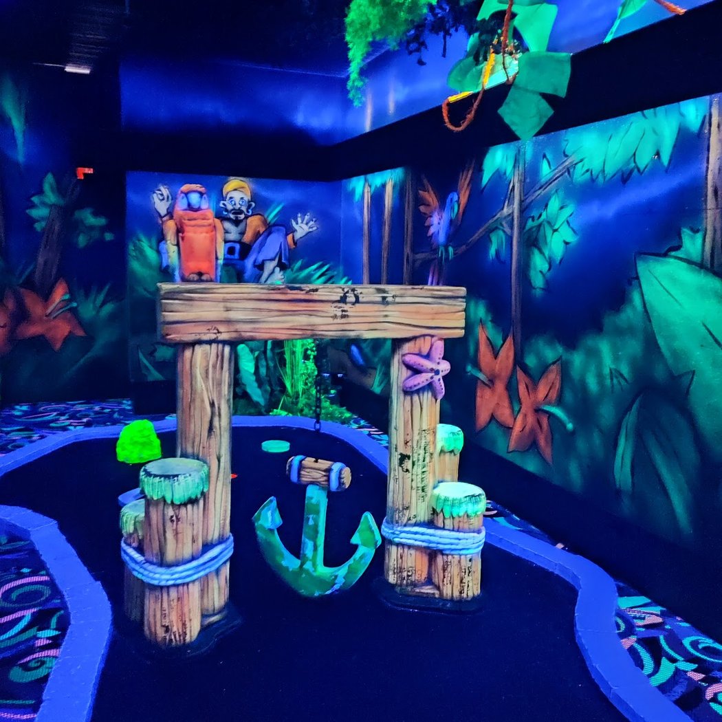 Goolfy Blacklight Minigolf 1